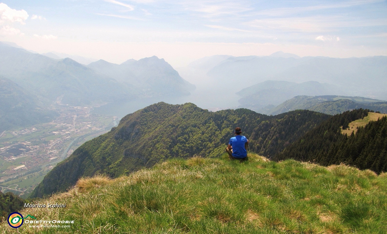 52 Ammirando il Lago d'Iseo..JPG